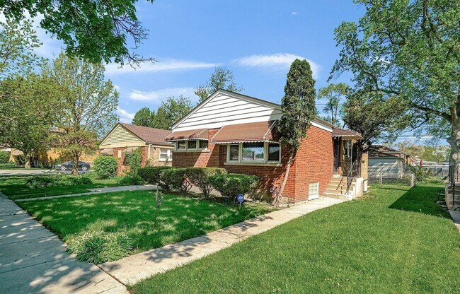 Building Photo - Charming 2BR House in Chicago