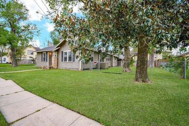 Building Photo - 201 W Adoue Ave