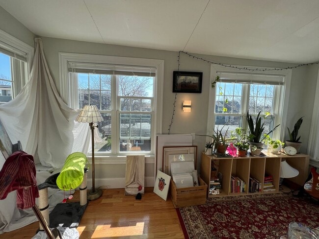 Building Photo - Pets Friendly, In-Unit Laundry, Davis Squa...