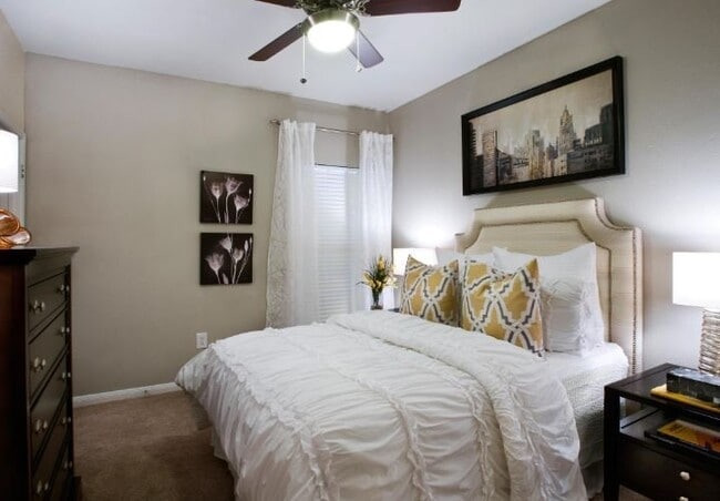 Photo - 8787 Woodway Dr (Houston, TX) Apartment