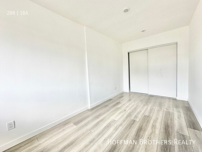 Building Photo - 318 S Mariposa Ave