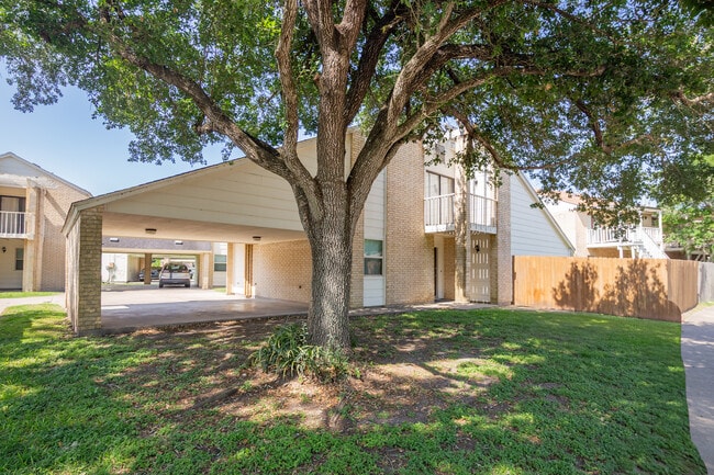 Building Photo - 105 Maplewood Dr