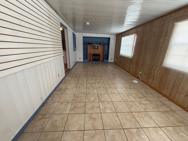 Building Photo - Enjoy this spacious 2-bedroom, 1-bath home...