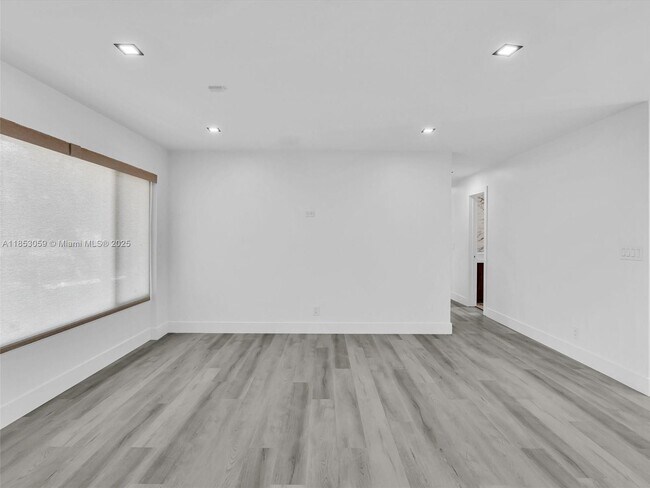 Foto del edificio - 2048 SW 37th Ave