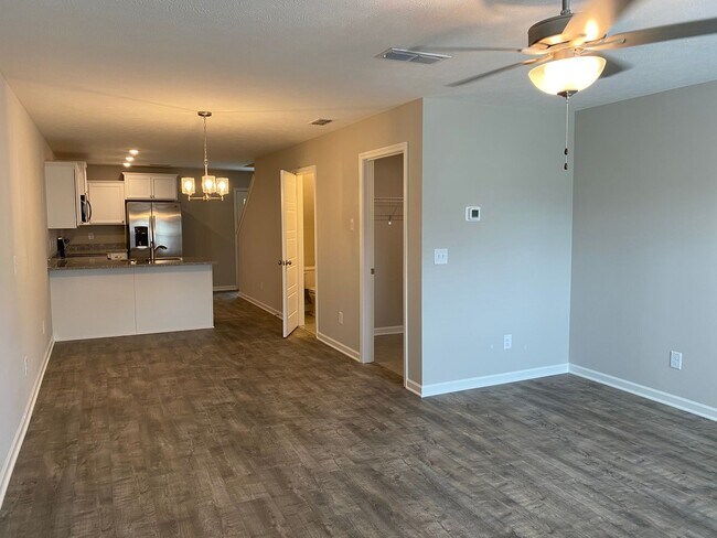 Foto del edificio - 3 BD 2.5 BA | 2 Car Garage | End Unit Townhome