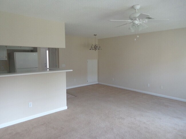 Foto del edificio - 137 Commons Dr