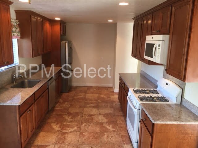 Building Photo - 166 Janice St