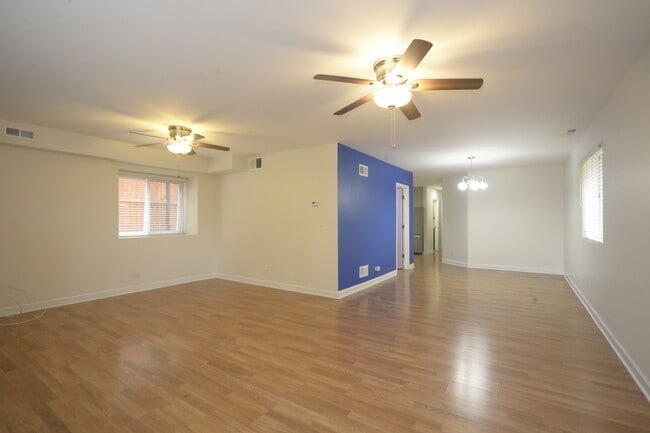 Foto del edificio - 2652 N Mont Clare Ave