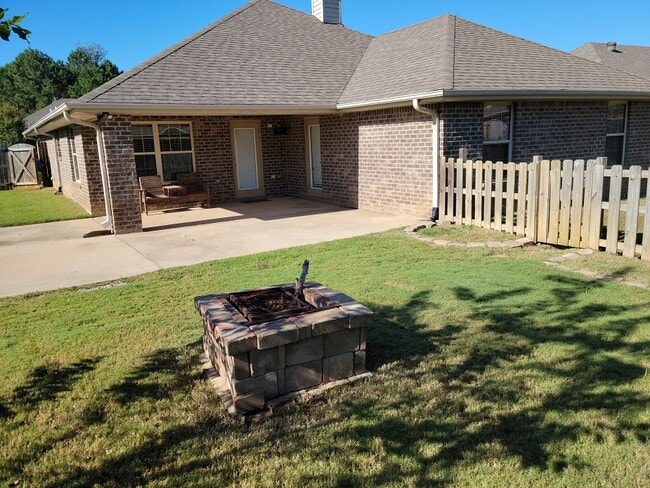 Building Photo - 1013 River Crest Trl