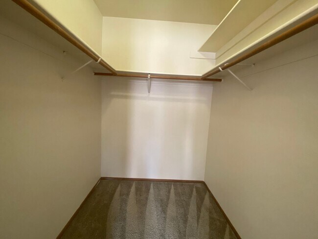 Building Photo - Great 4 bedroom near schools and parks