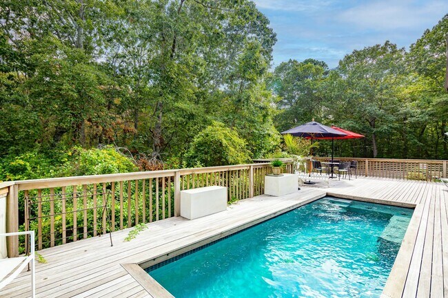 Foto del edificio - 18 Spring Pond Ln