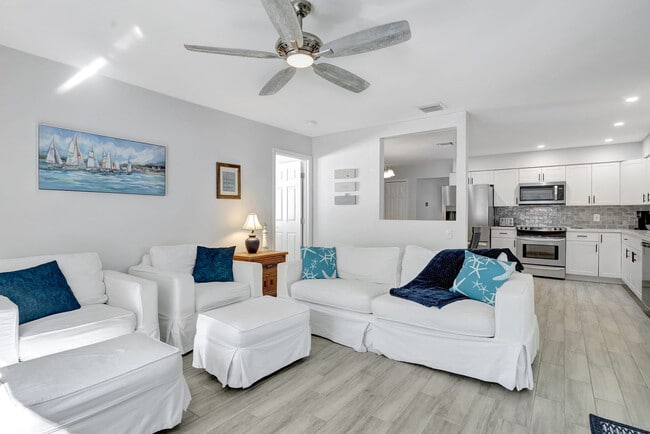 Building Photo - 2374 Poinciana Dr