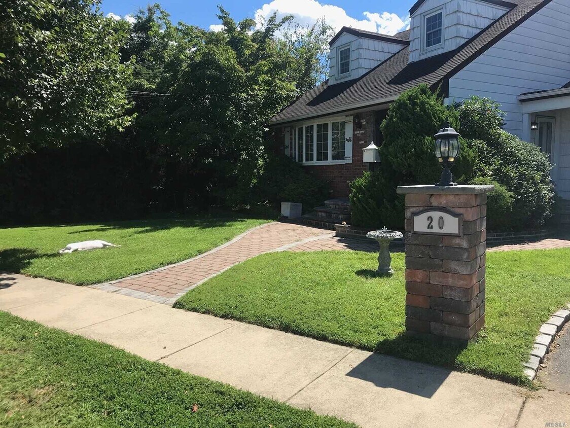 20 Victor Ct, Hicksville, NY 11801 Room for Rent in Hicksville, NY