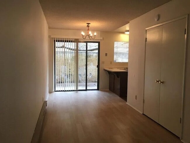 Foto del edificio - 10267 Black Mountain Rd