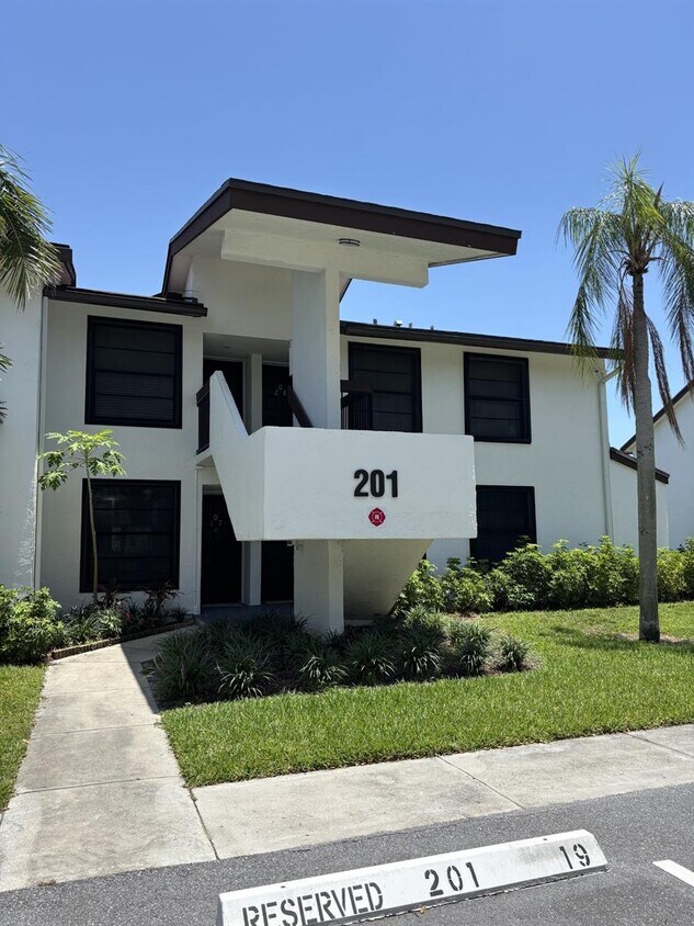 Primary Photo - 201 Lake Pointe Dr