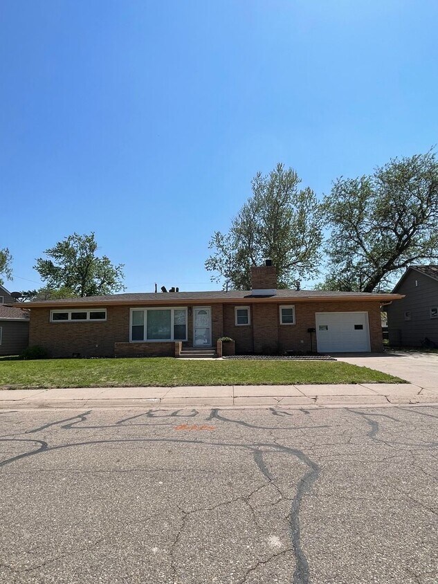 Foto principal - 2 Bedroom, 2 Bathroom House with Attached ...