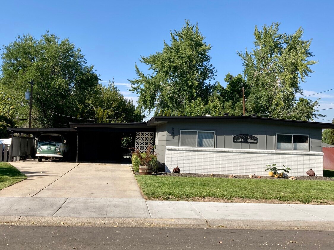 Primary Photo - 6202 W Cassia St
