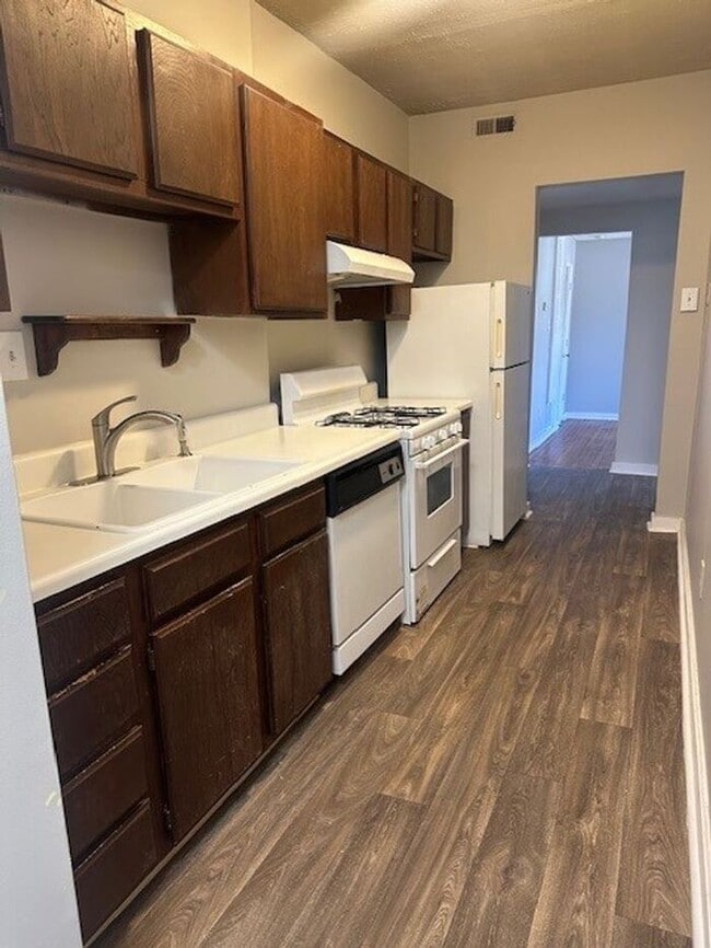 Building Photo - Large 1,000 sq. ft One Bedroom