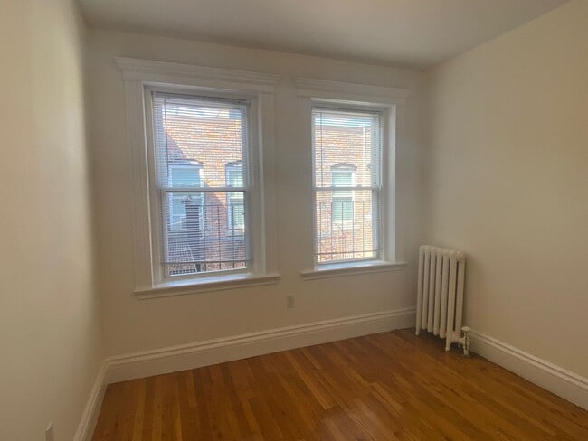 Building Photo - Large, sunny 2 bed unit with heat and water included.