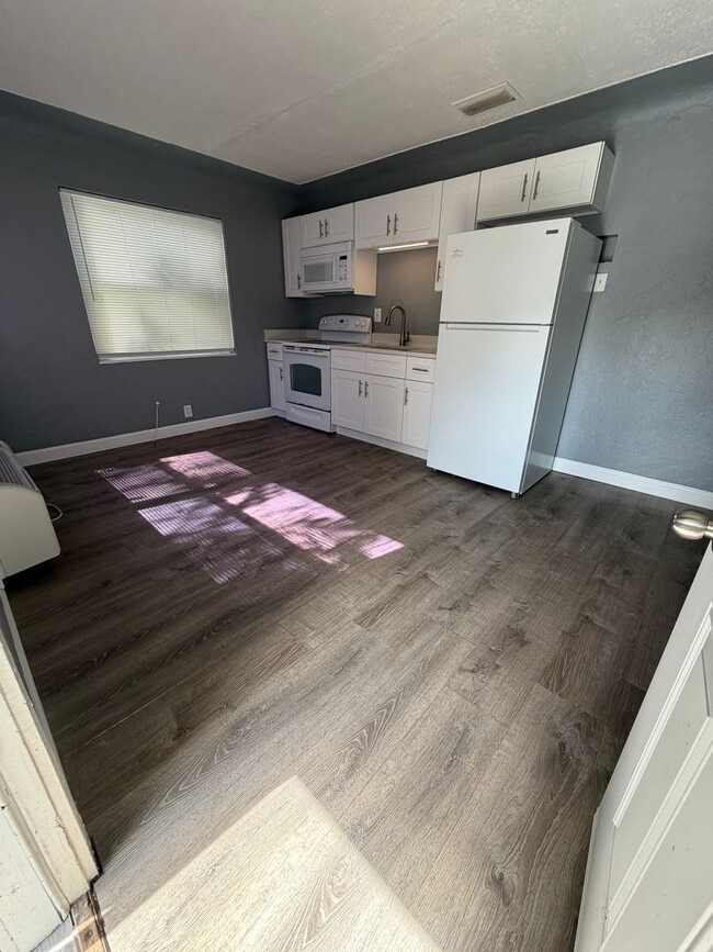 Building Photo - 1215