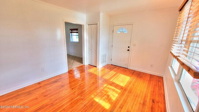Foto del edificio - 4803 Lexington Ave