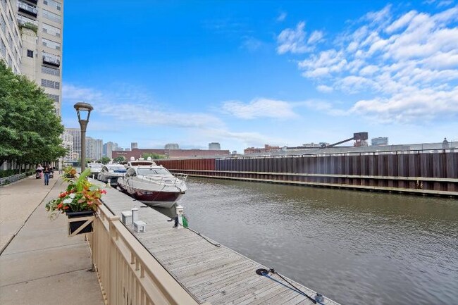 Building Photo - 1005 N Riverwalk St