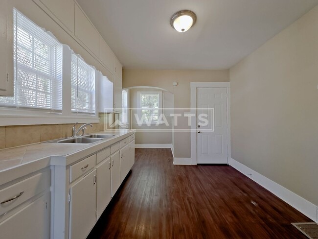 Foto del edificio - 3 Bedroom House in Eastlake Community