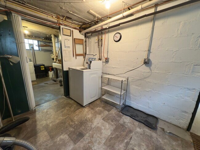 Building Photo - 78 Hunnewell Ave