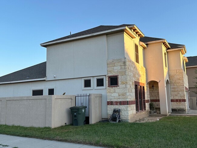 Building Photo - 123 Majestic Palm Dr