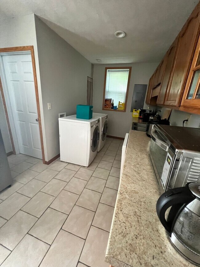 Building Photo - 709