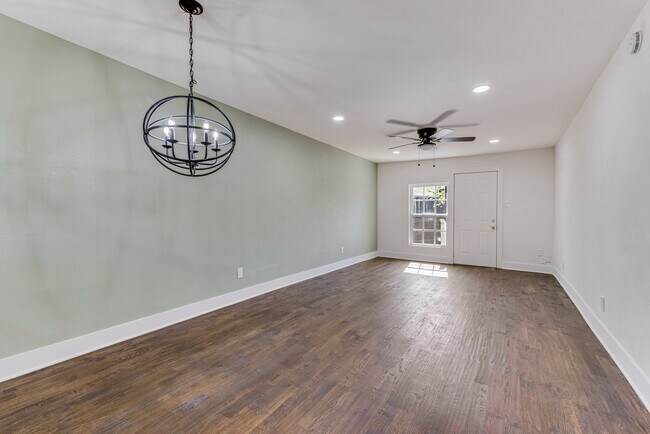 Foto del edificio - 215 Creek Cove Dr