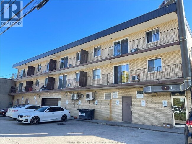 Photo du bâtiment - 2136 Wyandotte St W