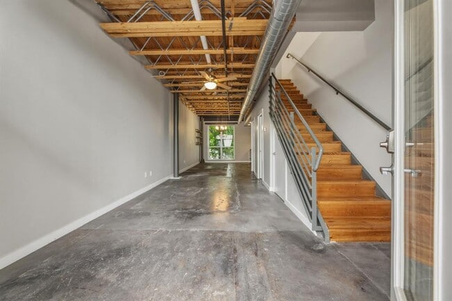 Building Photo - 1305 E 6th St