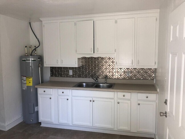 Building Photo - 8 Circle Dr