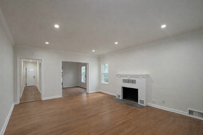 Foto del edificio - 582 N Oakland Ave