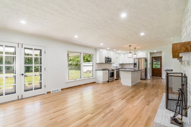 Cocina/sala familiar con chimenea - 4397 Limerick Ln