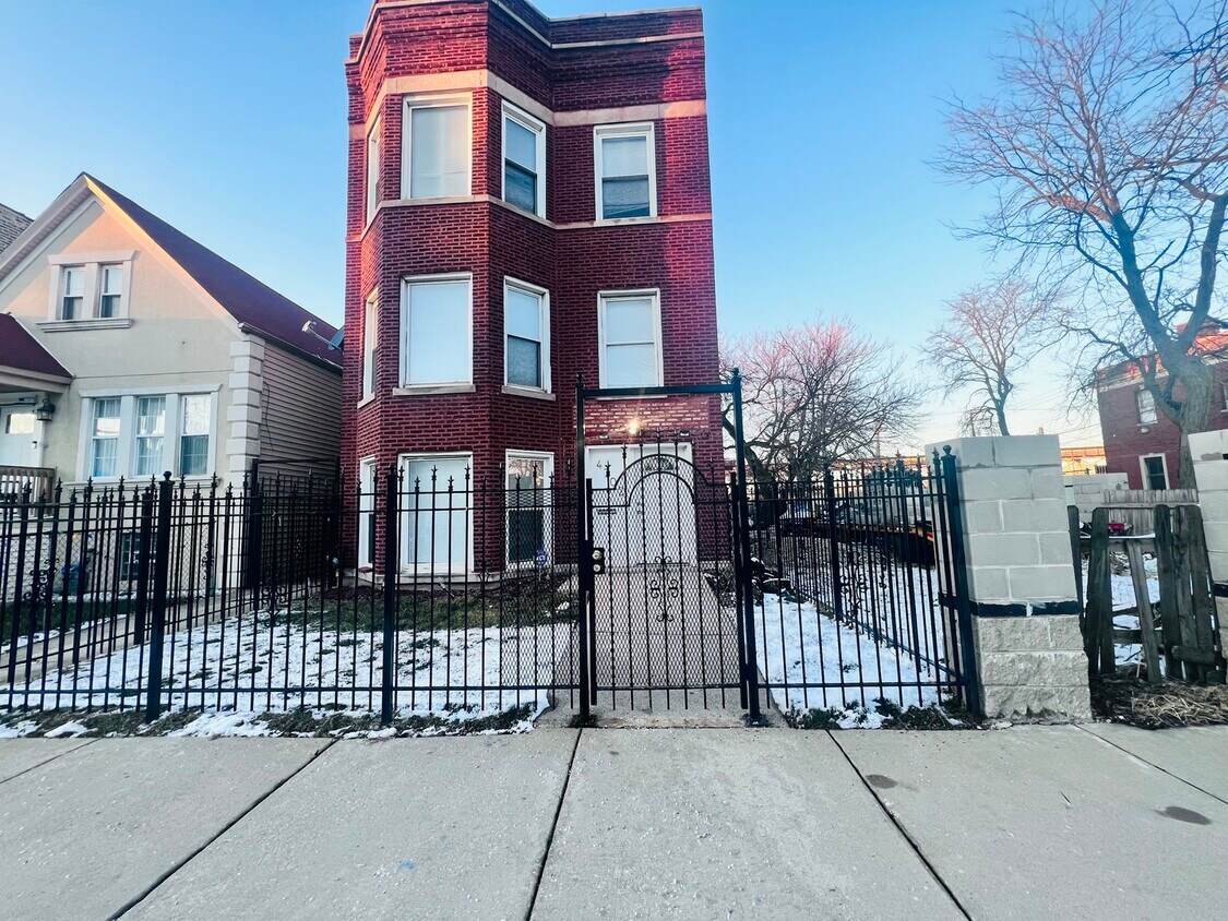 Primary Photo - 4702 W Fulton St