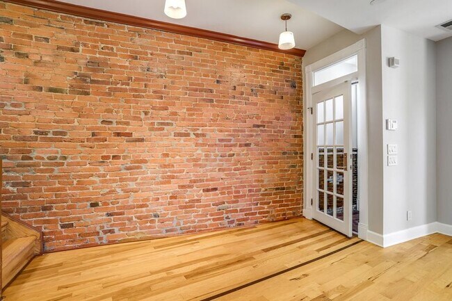 Building Photo - Beautiful 2 Bedroom Home Steps from H Stre...