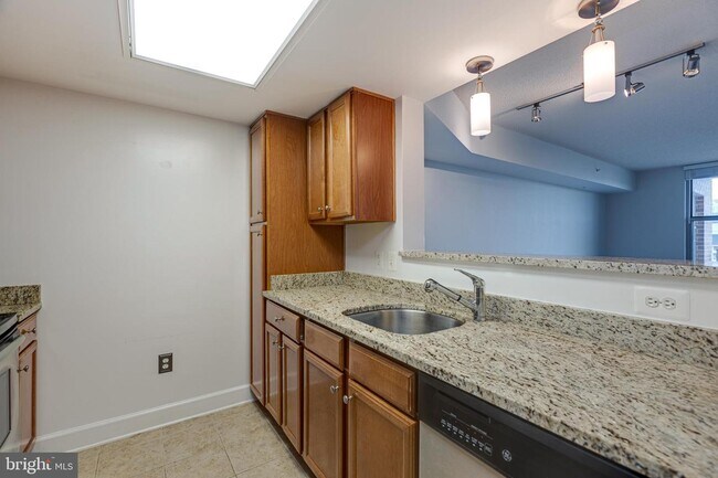Foto del edificio - 11800 Sunset Hills Rd