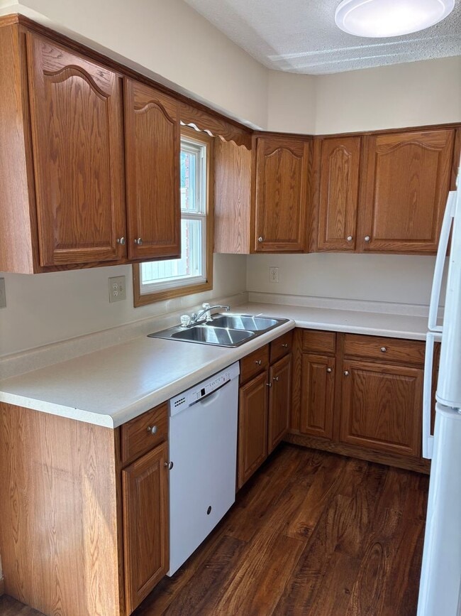 Building Photo - 2 Bedroom, 1 Bath Townhouse in LeClaire, IA