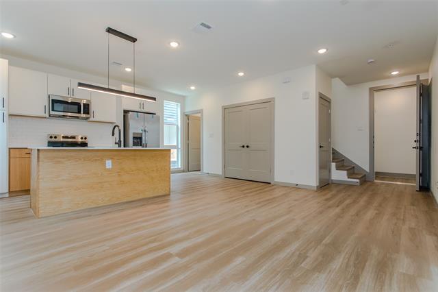 Building Photo - 4001 Roseland Ave