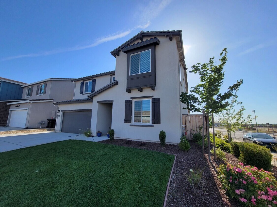 Foto principal - Beautiful 4/2/5 located in Lincoln w/ Sola...
