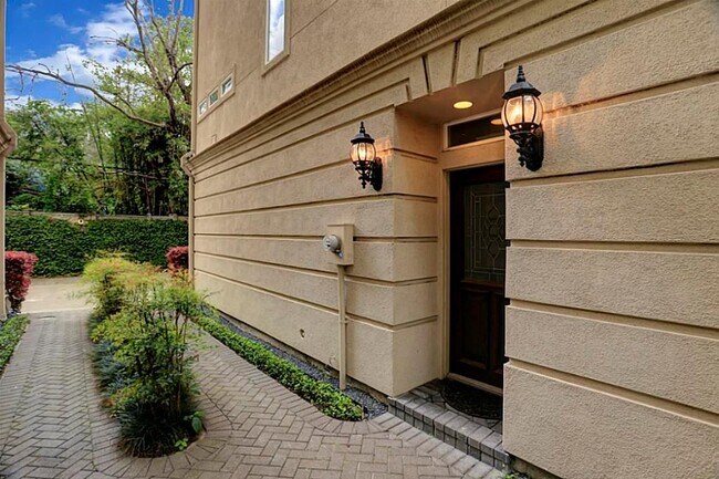 Building Photo - 1515 Hyde Park Blvd