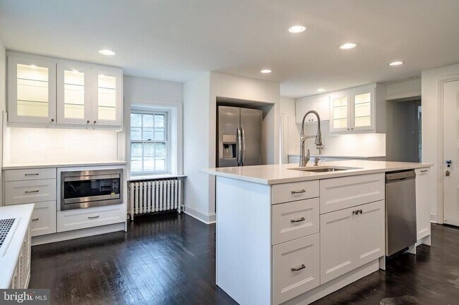 Building Photo - 6 Bed / 4.5 Bath - Historic Estate Home - ...