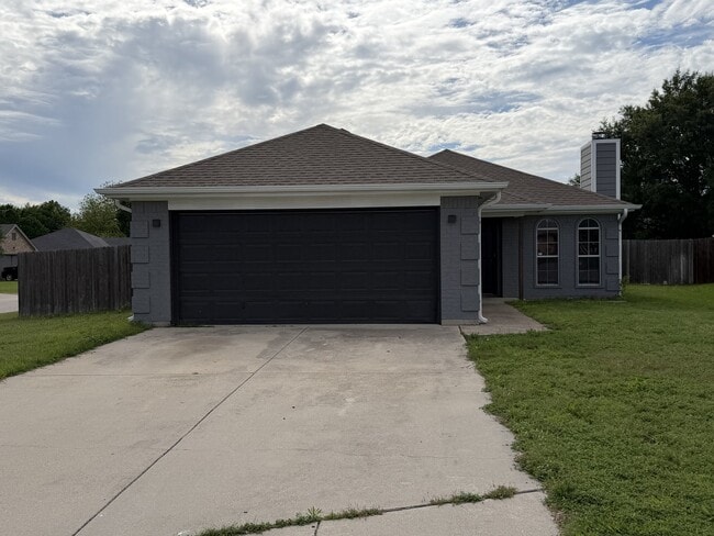 Building Photo - 501 Summer Tree Ct