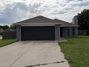 Building Photo - 501 Summer Tree Ct