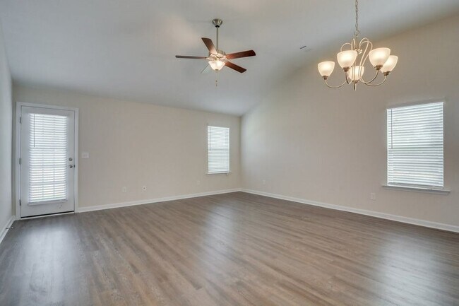 Foto del edificio - 483 Amesbury Dr