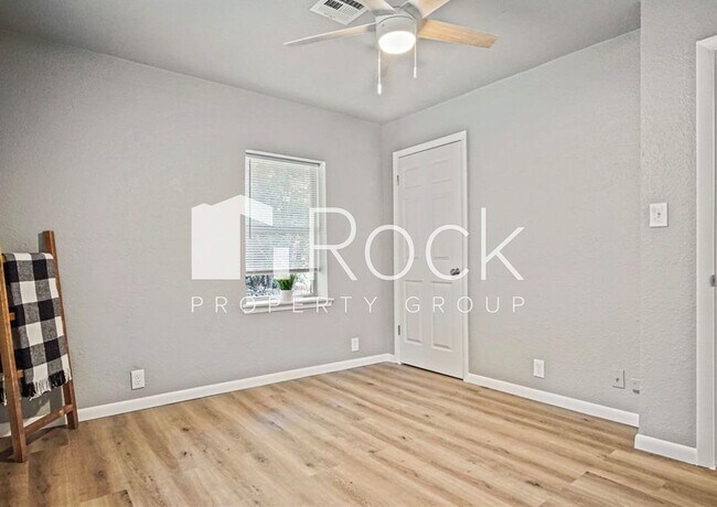 Foto del edificio - Updated 2 Bedroom Home in Midwest City's Original Mile!