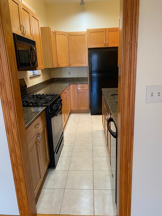 Kitchen - 1812 N Wolcott Ave