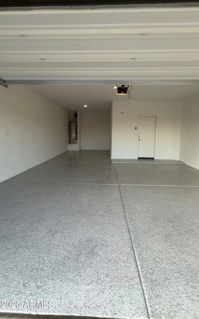 Foto del edificio - 24066 W Flores Dr